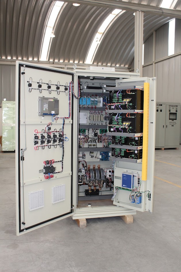 Gabinete abierto del regulador automático de voltaje RAV 1101/1110 de SEPAC, con marco abatible