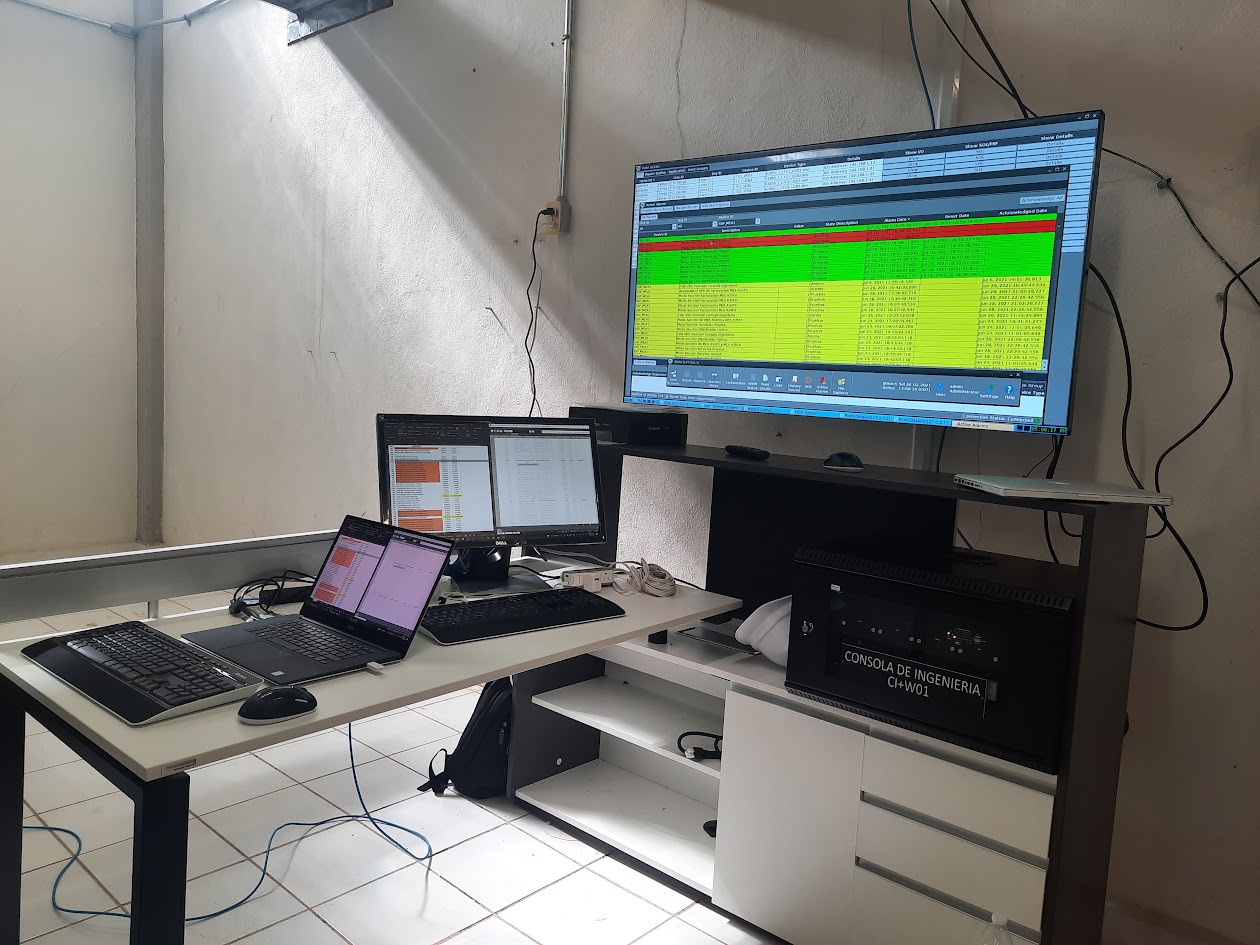Consola de Ingeniería CI+W01 con monitores de supervisión de SEPAC