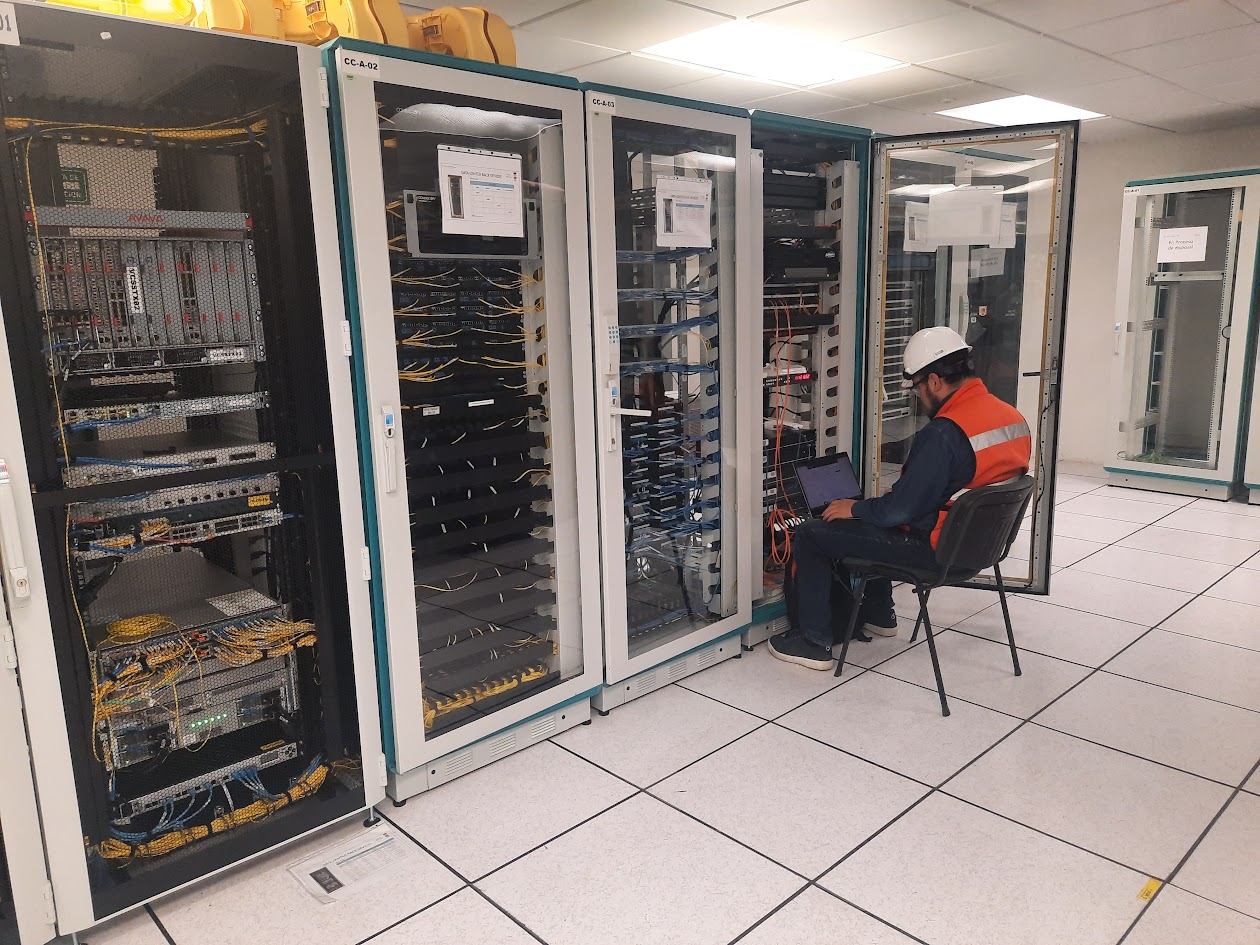 Centro de datos con racks de control distribuido e infraestructura de red de SEPAC