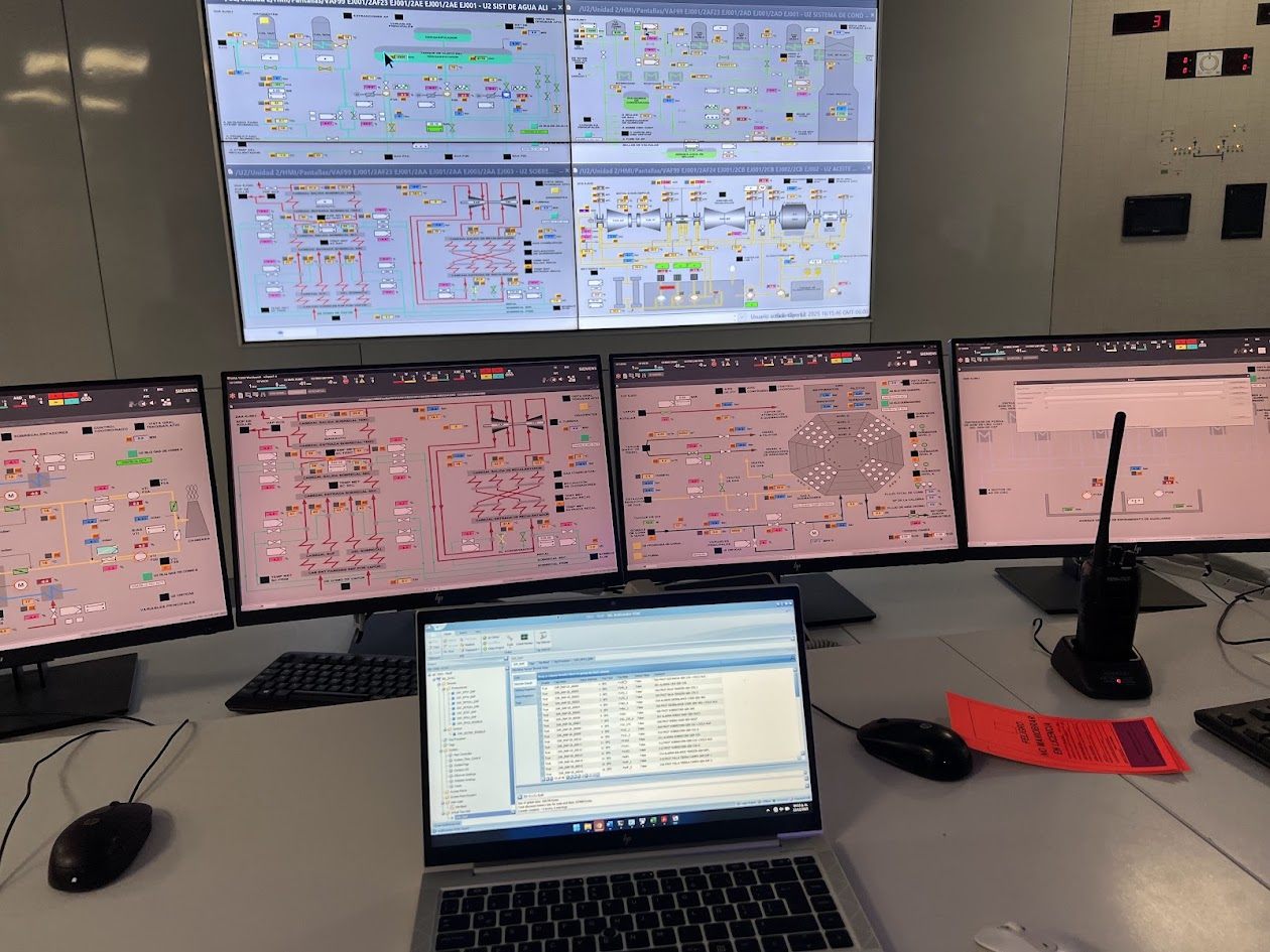 Centro de despacho con estaciones maestras SCADA y monitores de supervisión en tiempo real