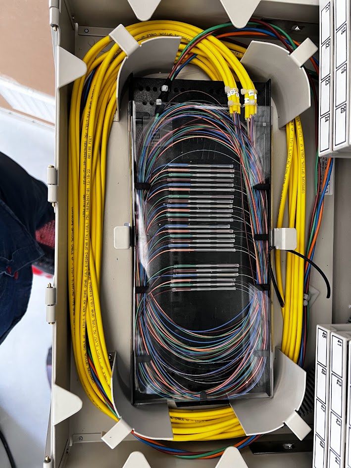 Distribuidor de fibra optica (ODF) con fusiones y cableado organizado en gabinete