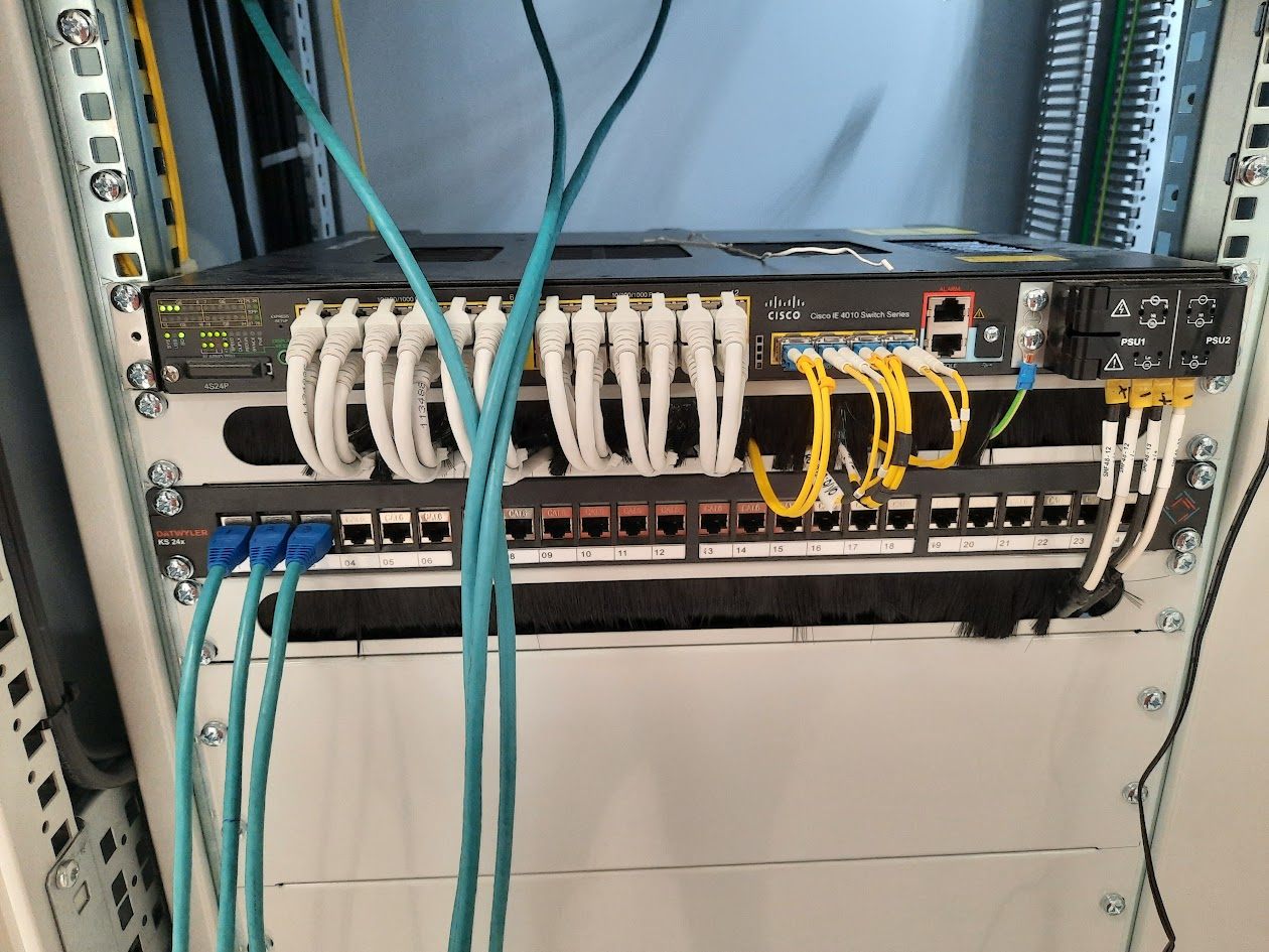 Switch industrial y patch panel para integracion de protocolos de comunicacion