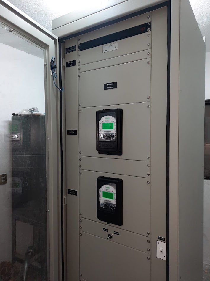 Gabinete con medidores multifunción integrados de SEPAC