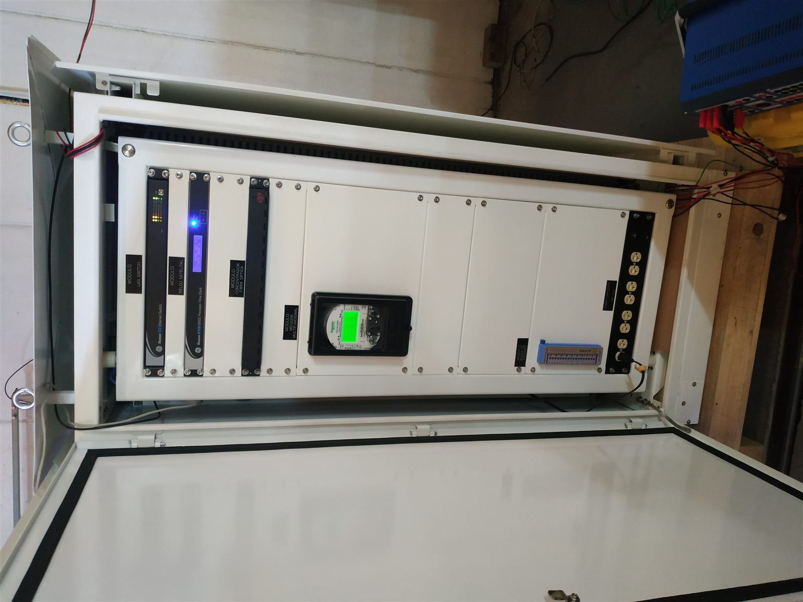 Gabinete de medicion con modulo medidor multifuncional para monitoreo de demanda y energia