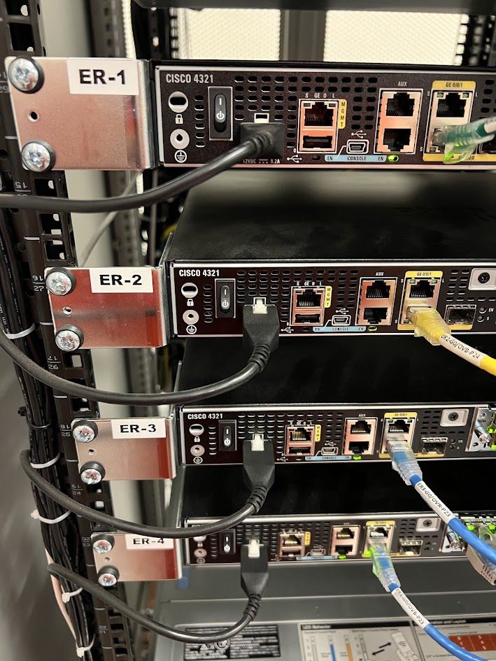 Ruteadores montados en rack para monitoreo local de subestacion