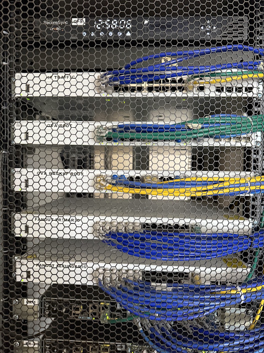 Rack de servidores de históricos con sincronización horaria SecureSync de SEPAC