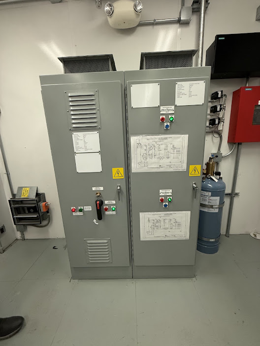 Tableros de control de servicios propios instalados en sala eléctrica de SEPAC