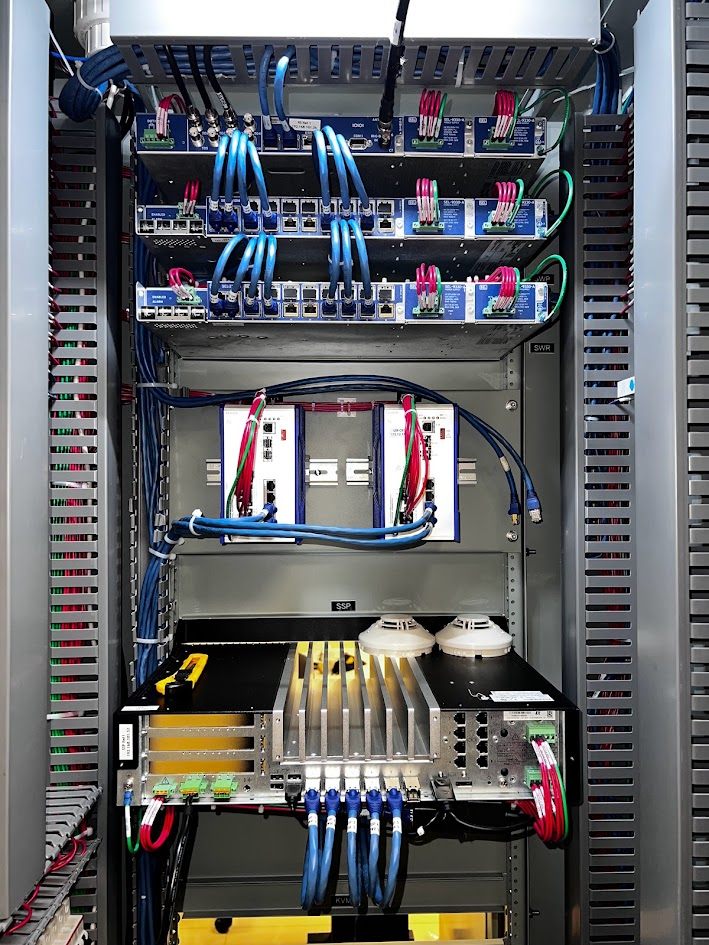 Gabinete de comunicaciones con switches Ethernet industriales y gateways de protocolo